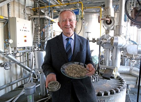 Prof. Dr. Bernd Meyer, head of the Chemical Conversion Processes business unit at the Fraunhofer Institute for Microstructure of Materials and Systems, stands in front of a plant that converts waste into synthetic fuel.