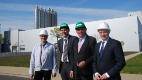 Plant manager Detlef Müller, authorised representative Johannes Hintermayer, Minister Hartmut Möllring and executive board member Konstantin Medvedyev from Kiev in front of the wheat starch factory.